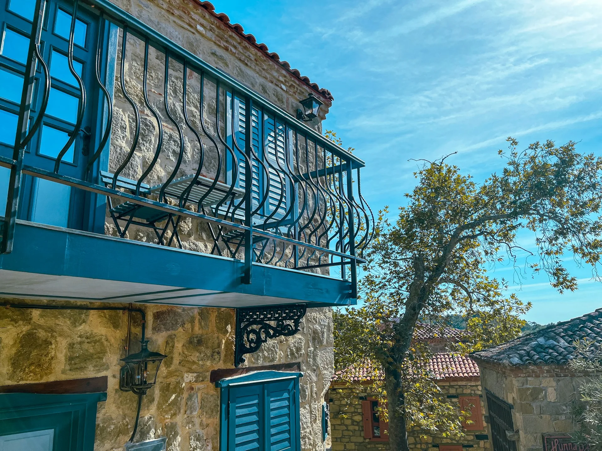 Adatepe köyünde mavi panjurlu taş ev