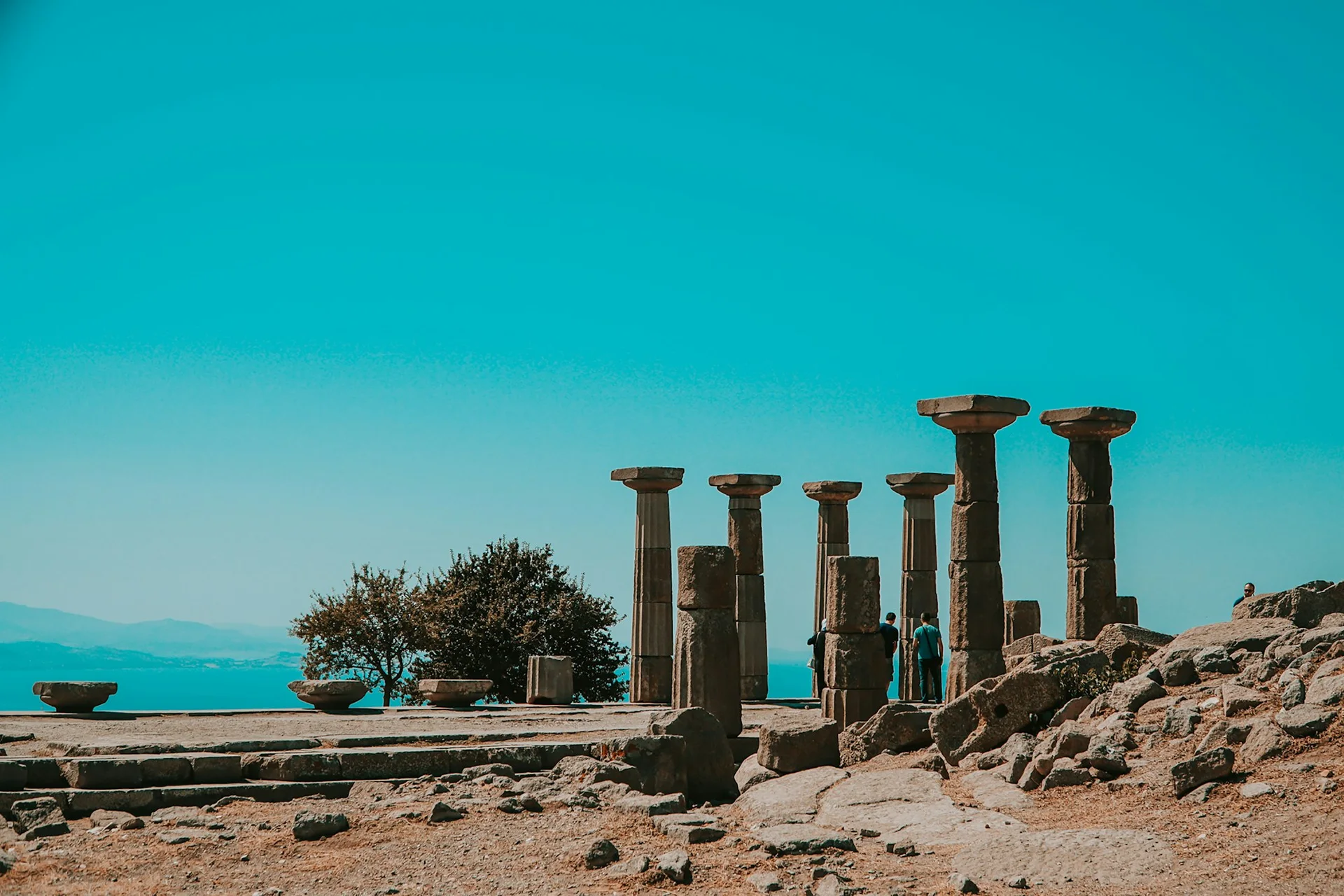 Assos Athena Tapınağı sütunları ve arkasında Ege Denizi
