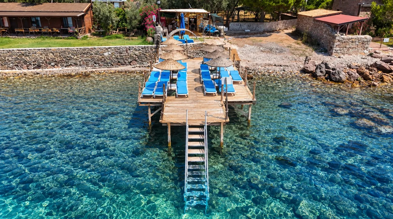 Otelin iskelesi ve turkuaz deniz, havadan